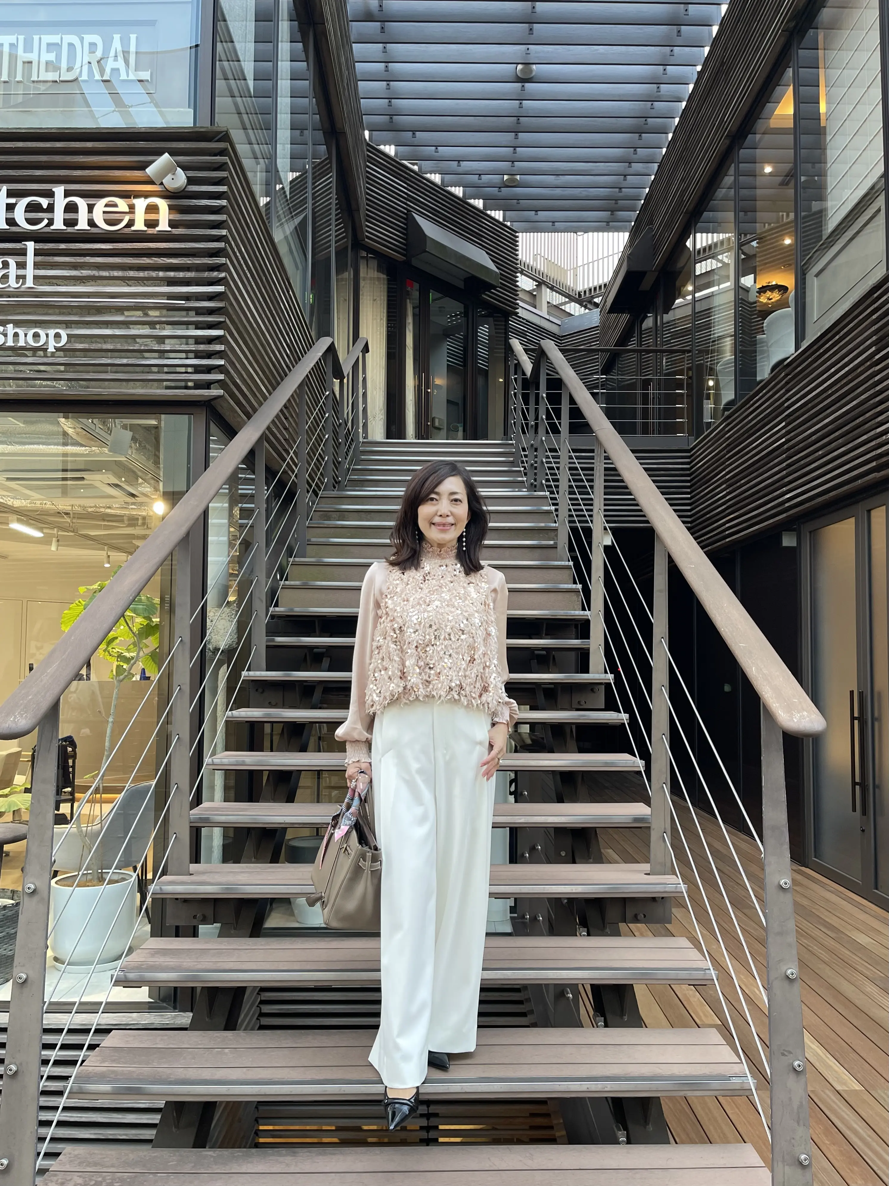 大人ピンクのキラキラジレとホワイトパンツでホリデーシーズンコーデ💗_1_3