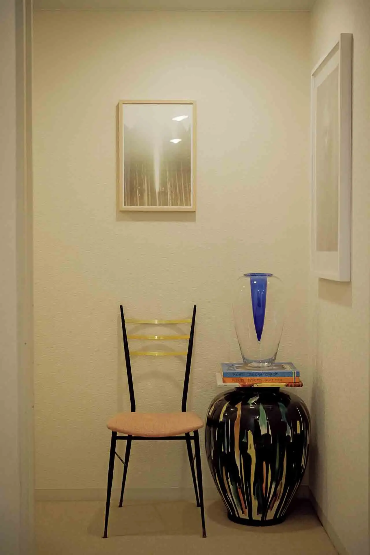 廊下の壁にはアートを飾り、椅子やオブジェを置いてアイキャッチとなるようなコーナーづくりを