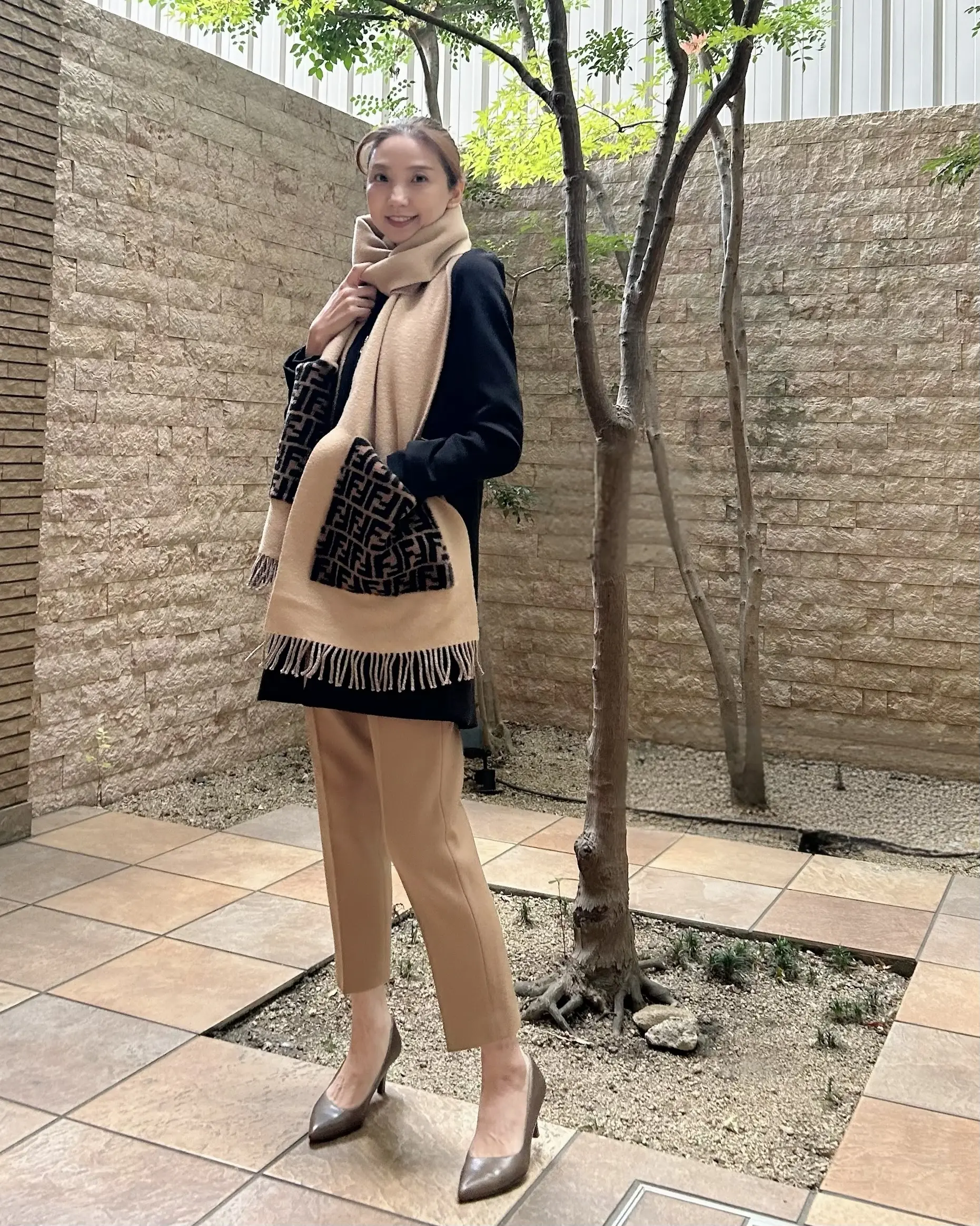 華組　読者モデル　法村麻起子　ストールコーデ　フェンディ　FENDI　全身コーデ