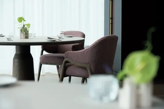 レストランは、香港出身の世界的デザイナー、アンドレ・フーのデザイン。併設の『メゾン マルノウチ』は朝食から終日営業