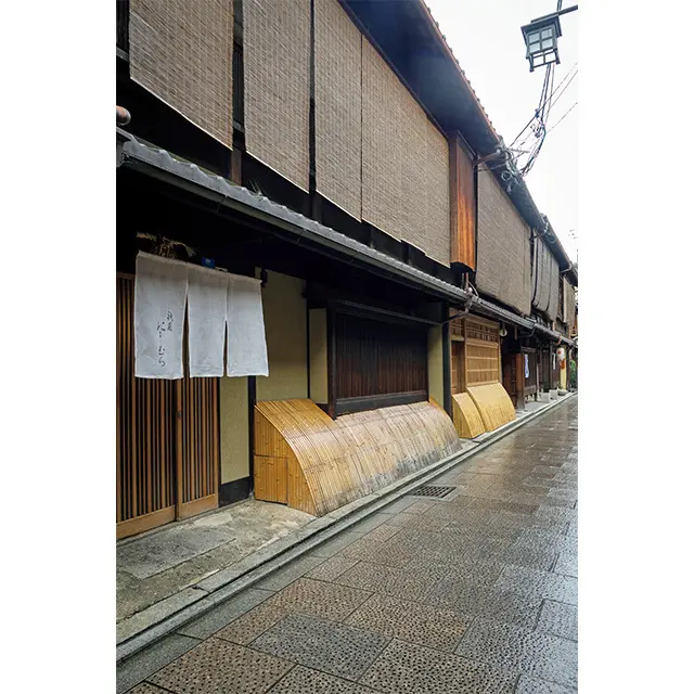 祇園の石畳にたたずむ風情あふれる建物。