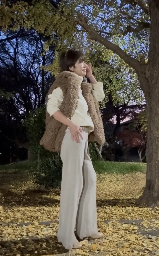 冬のホワイト&amp;ブラックパンツコーデにブラウンのニットコートで華やかさをプラス_1_5