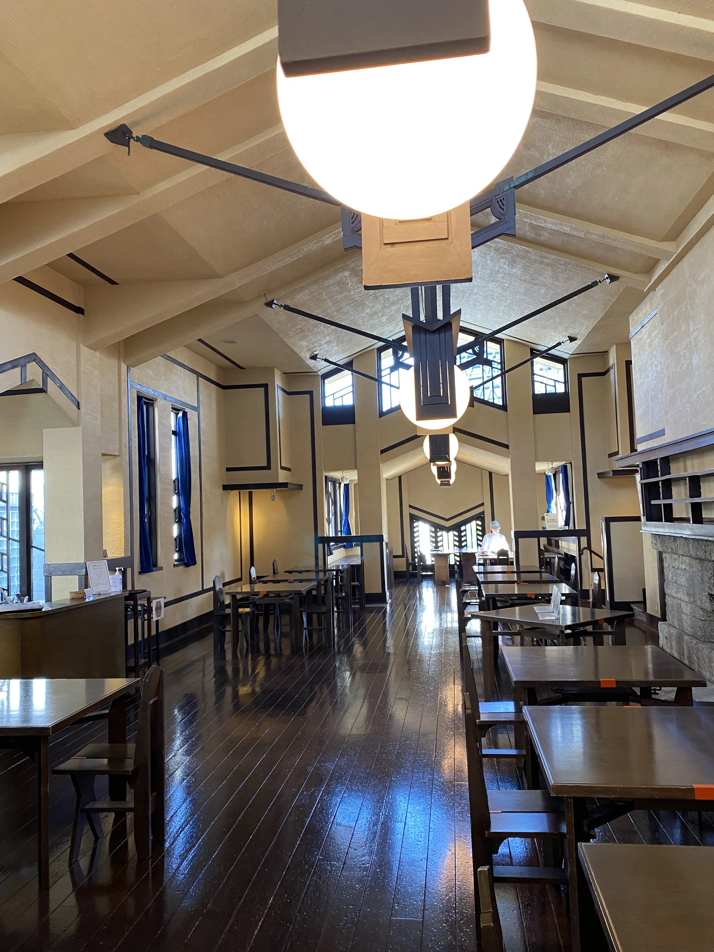 自由学園明日館の廊下と照明。フランク・ロイド・ライトの設計が生きるインテリア。