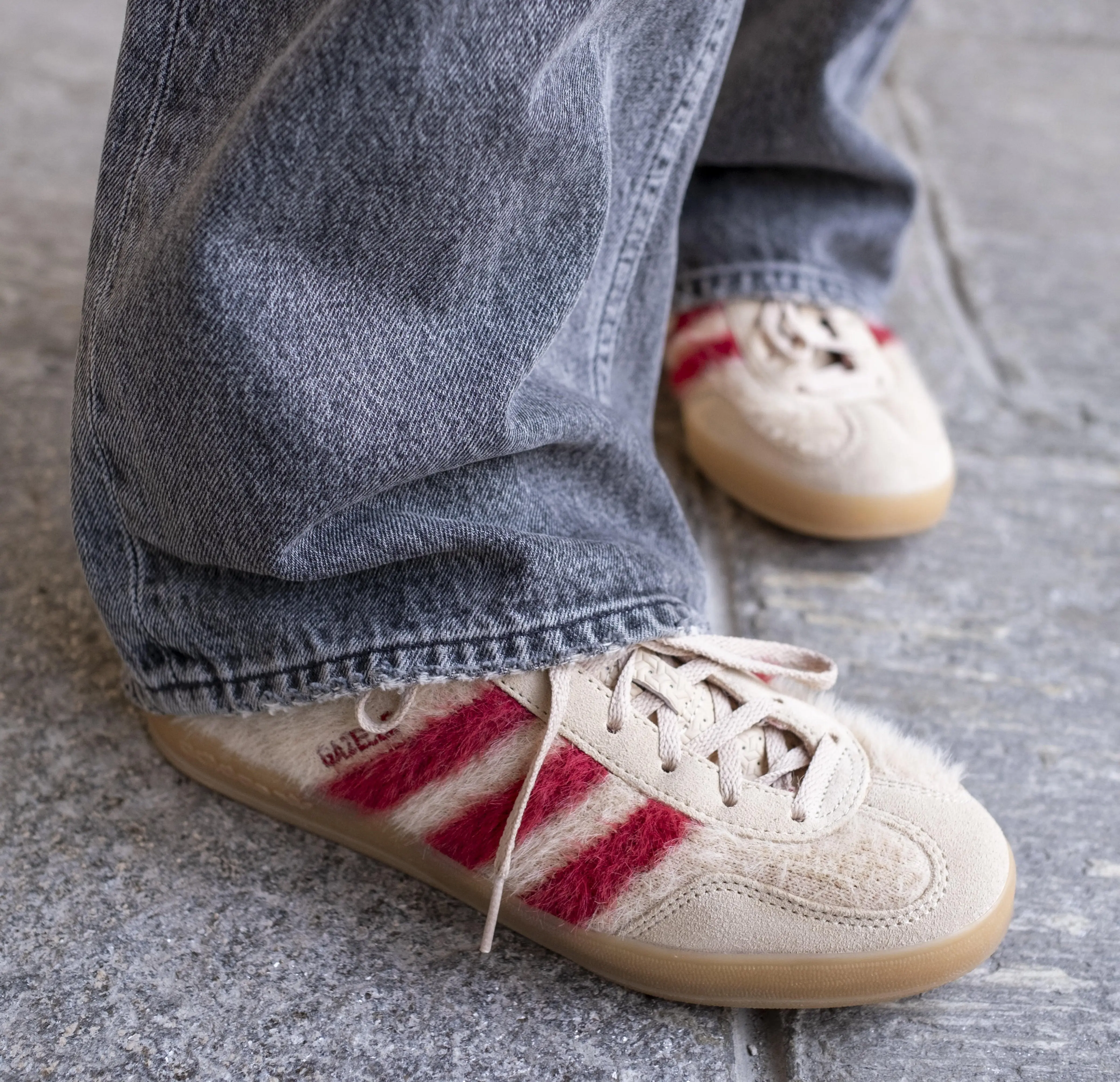 ファッションスナップ　スニーカー　アディダス