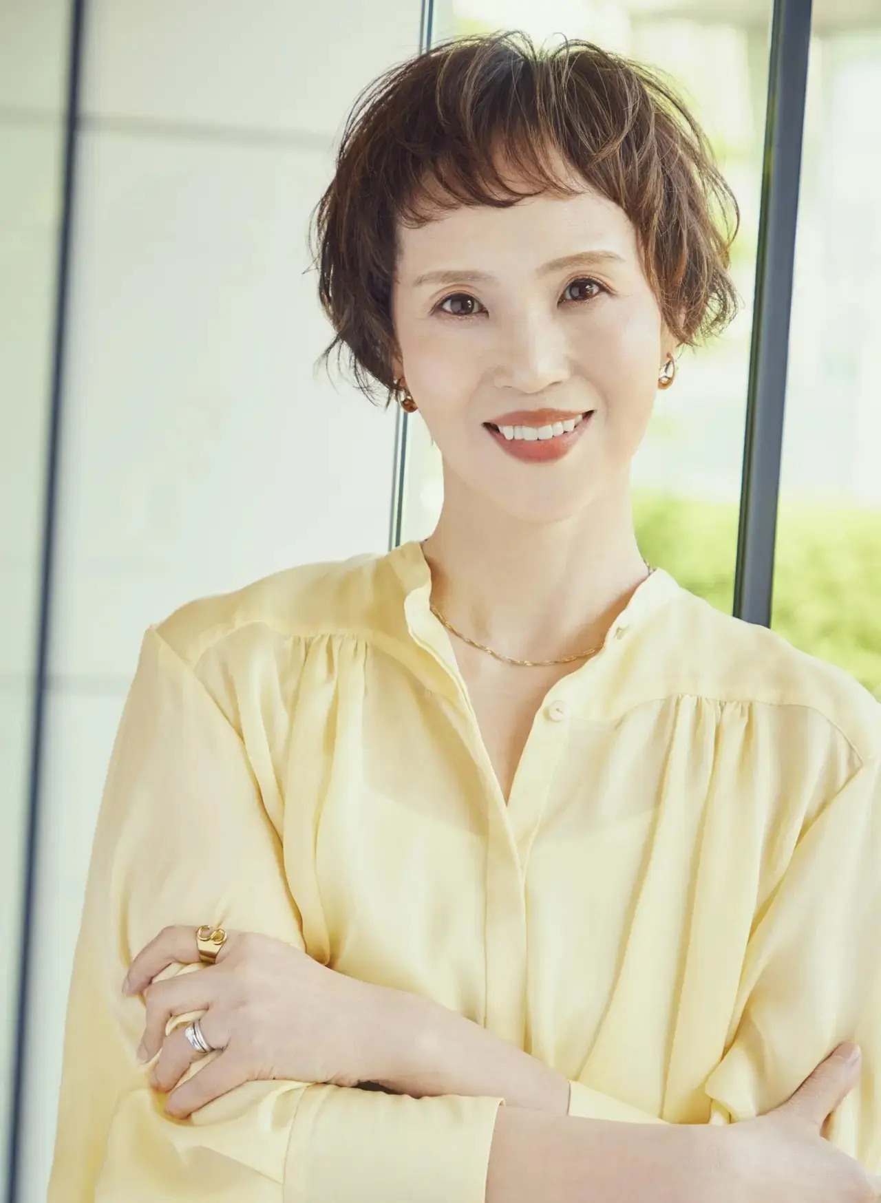 白髪ぼかしにも効果あり!ハイライトカラーで動きのあるマッシュショートに【50代髪型・ヘアスタイル】
