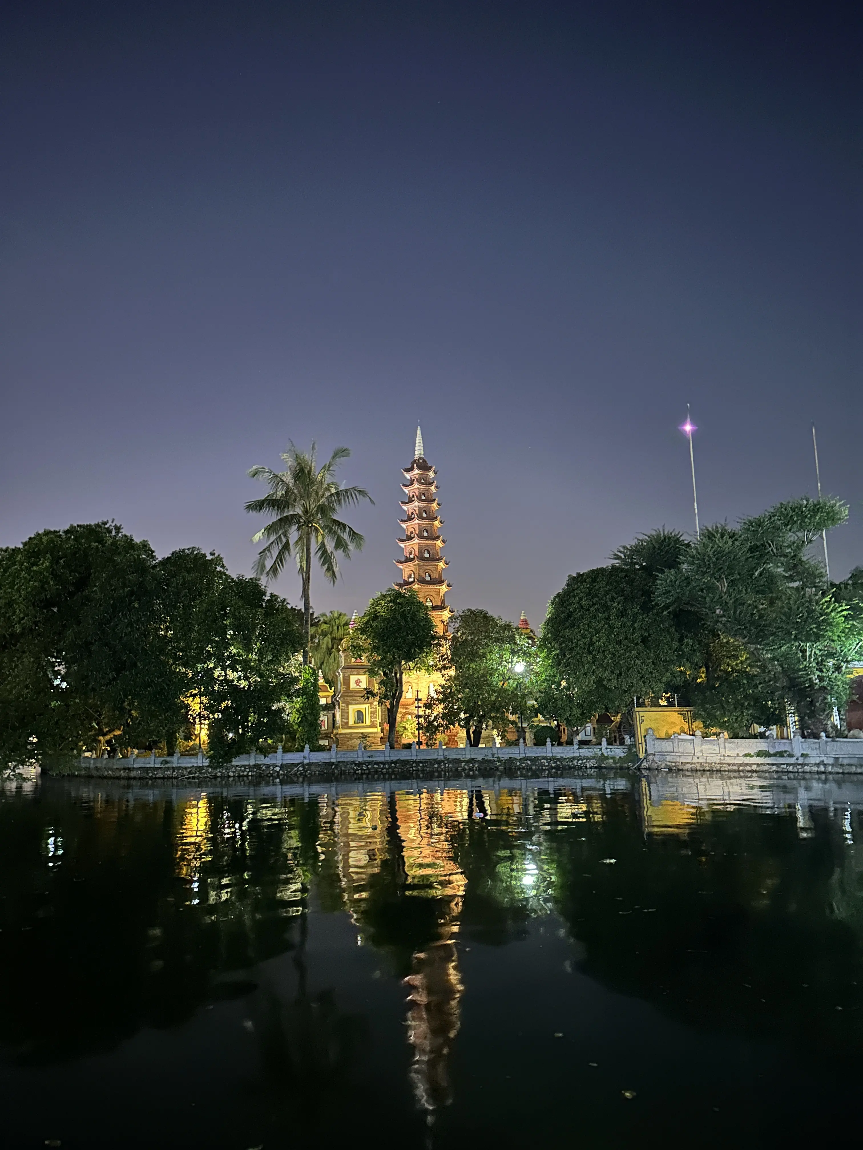 ベトナム　ハノイ　西湖　サンセット　夜景　hanoi　チャンクオック寺