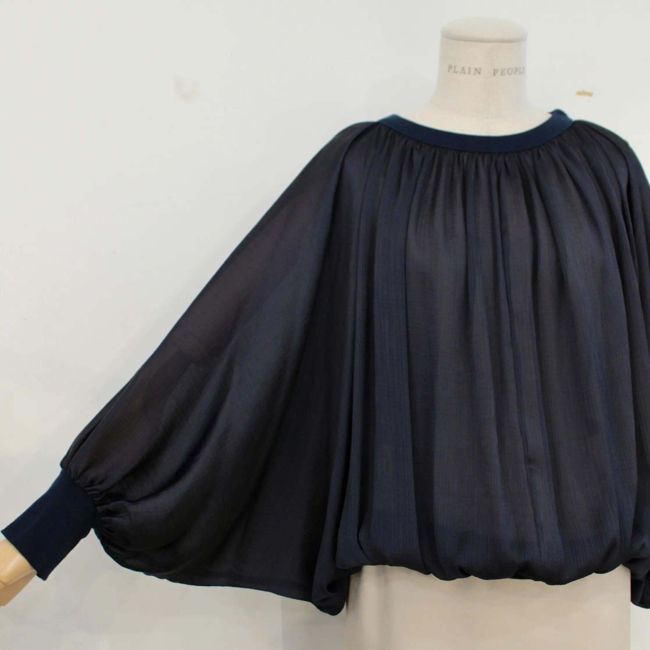 PLAIN PEOPLE ネイビーシフォンブラウス 袖のシルエット