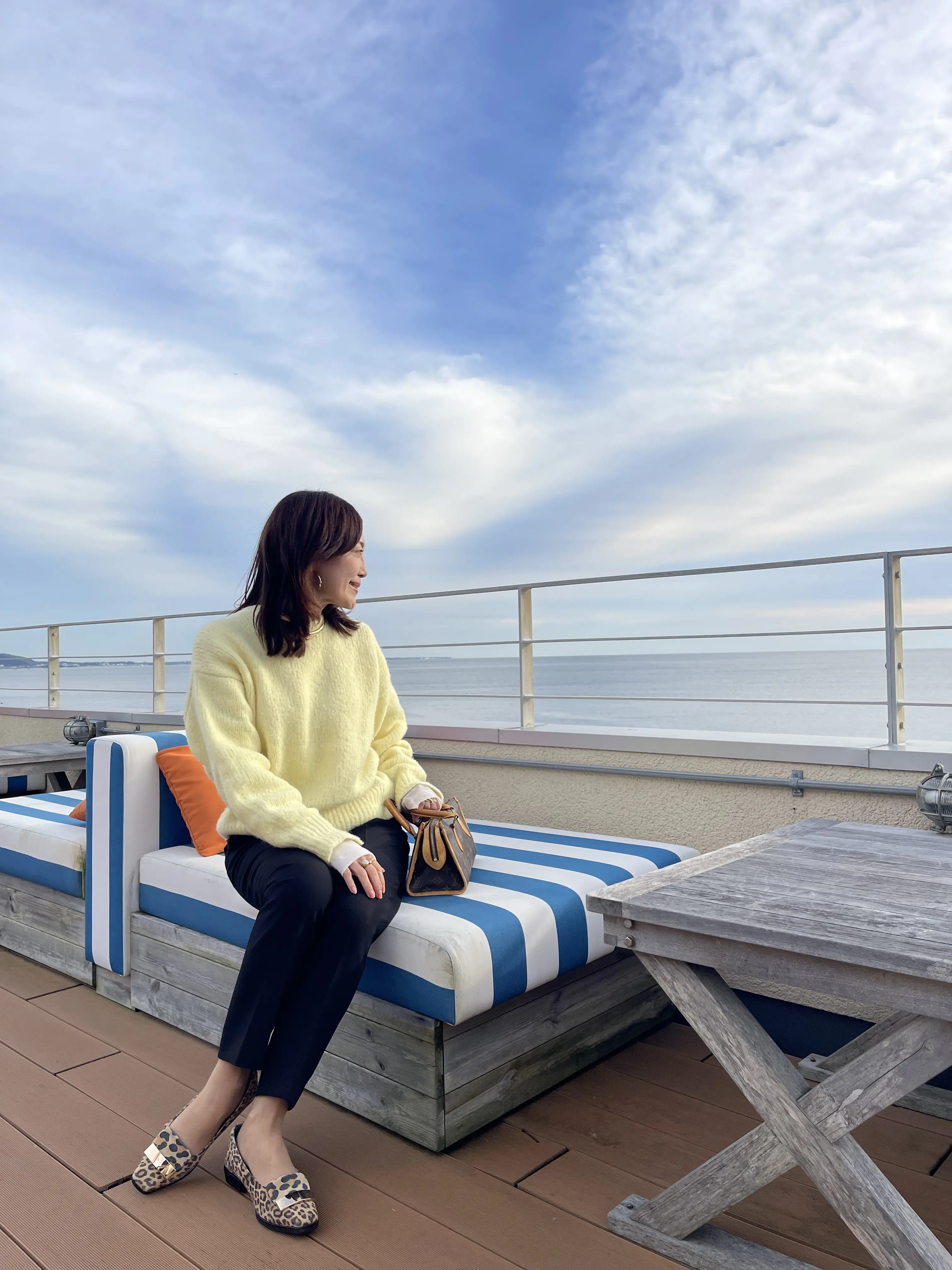 ふわふわイエローニットで鎌倉七里ヶ浜ランチ_1_13