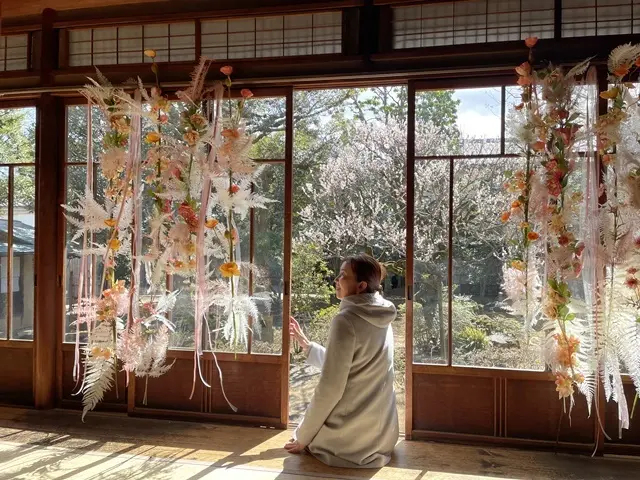 埼玉県川越市：旧山崎家別邸の花の装飾。縁側の様子