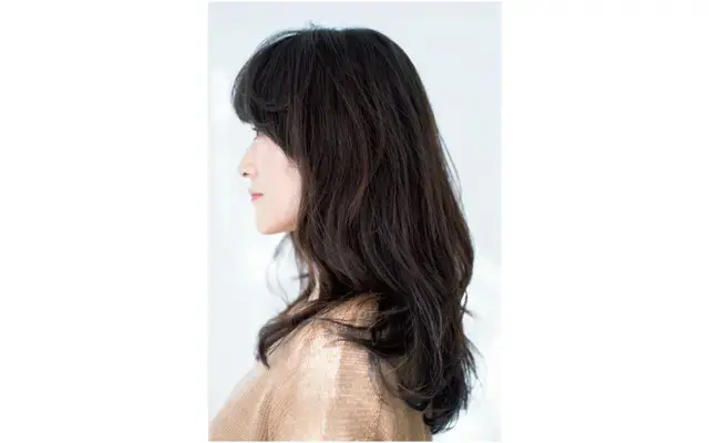 パーマとレイヤーでトップ全体をふんわり見せるロングヘア【50代髪型・ヘアスタイル】
