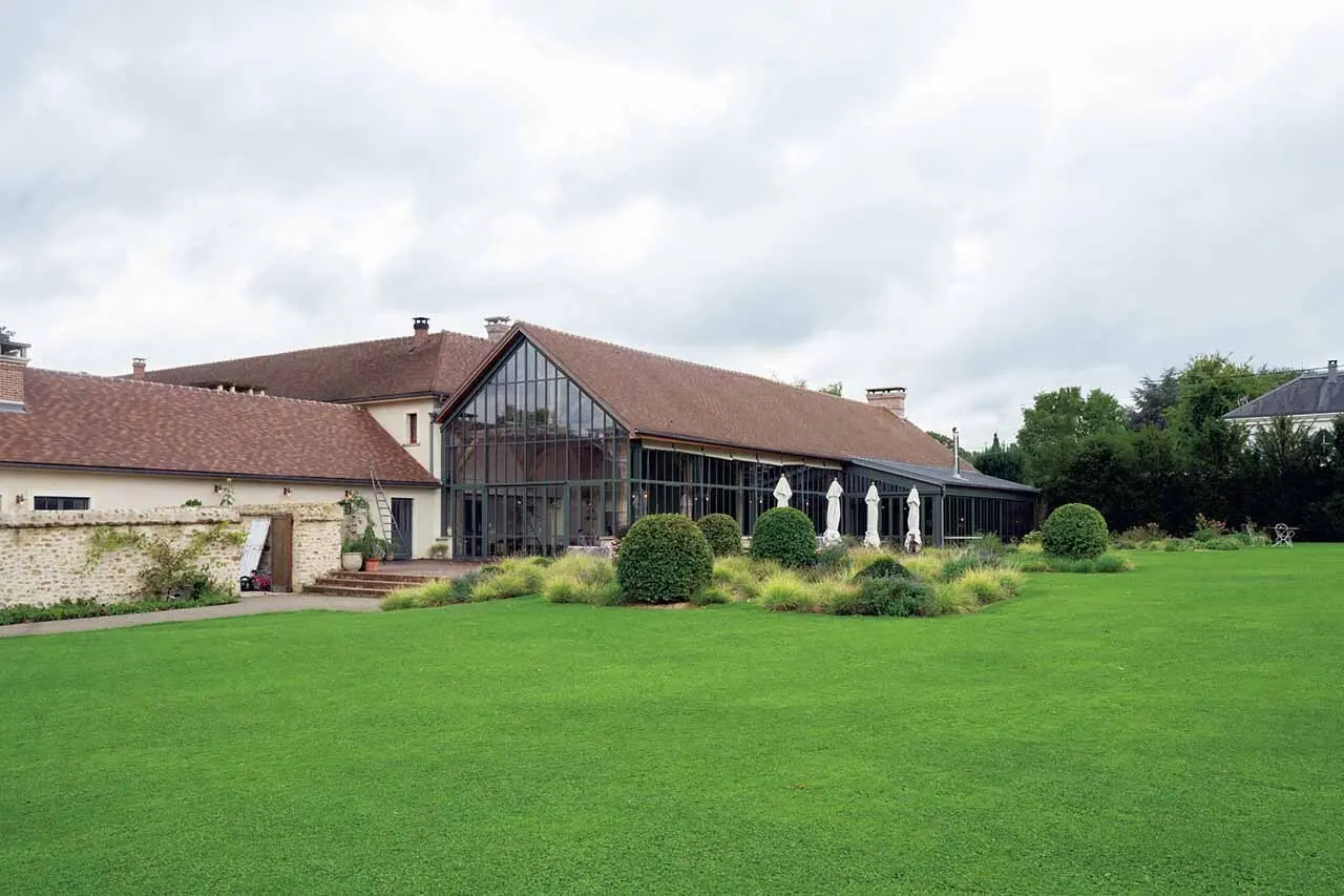 ガラス張りの壁面が印象的なレストラ ンの外観