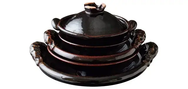 伊賀焼の窯元「土楽」の黒鍋一択。大中小をそろえ「一人鍋、二人鍋、みんな鍋と呼んでいます」。