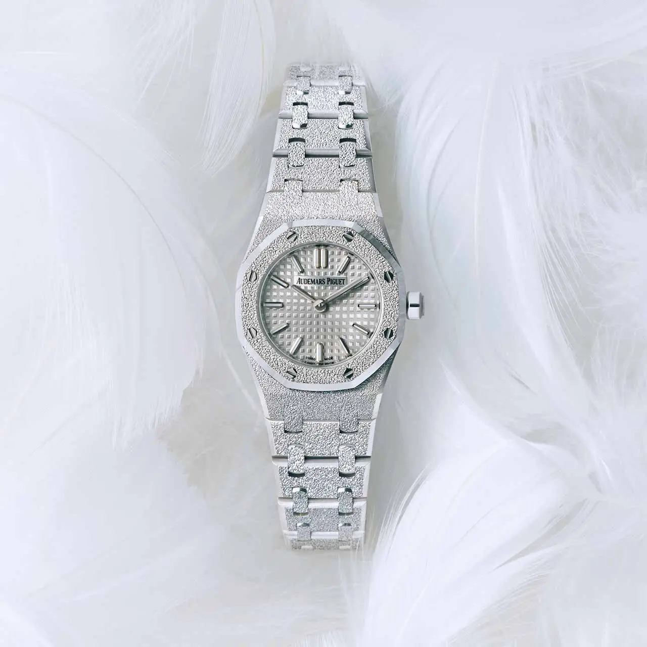 ダイヤモンドダストのような輝きに包まれた、 時代とともに進化するアイコンウォッチ