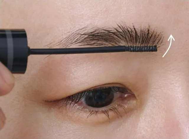 杉浦由佳子さん （エディター・ライター）の美眉メソッド 眉頭の立ち上げが しゃれ顔の決め手