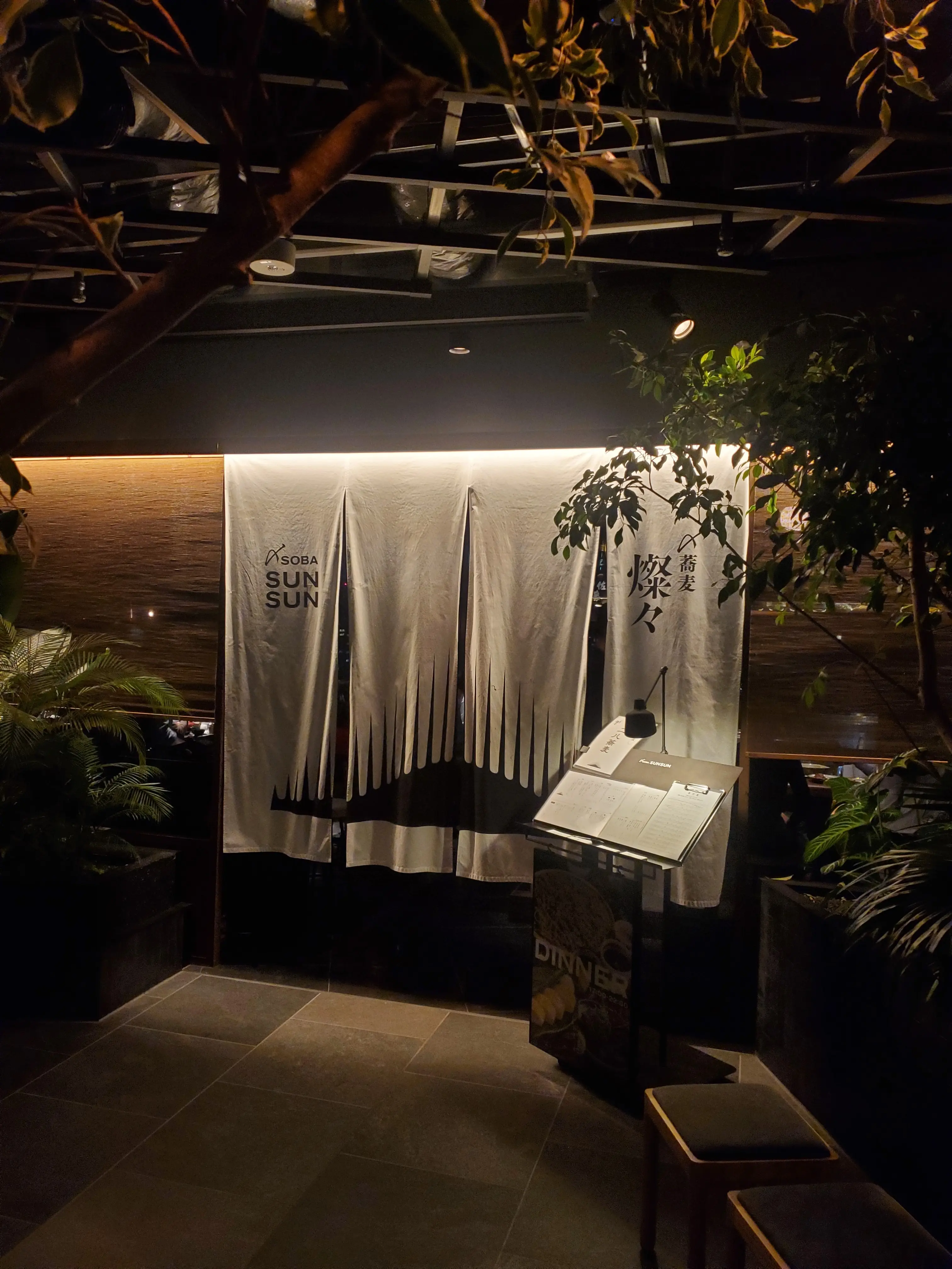 オフィスからの会食には、リラクシーでスタイル美なニットワンピースが心強い味方に_1_2