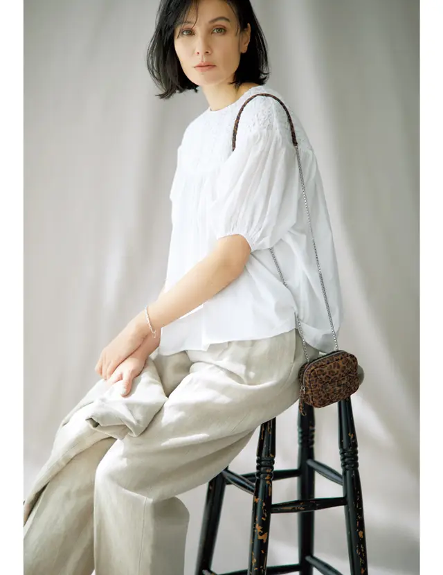 ピマコットン素材の白ブラウスを着こなす田沢美亜