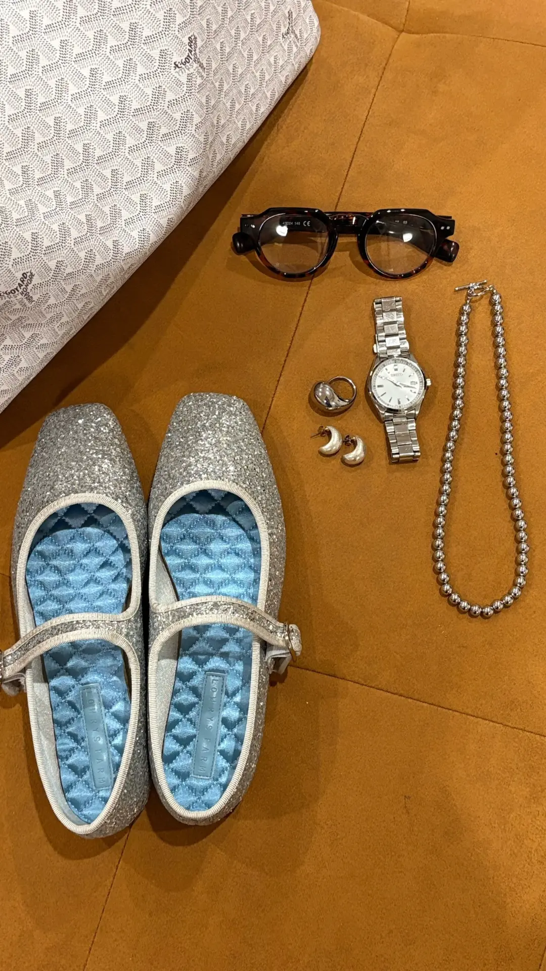 ラティス　ローリーズファーム　グリッターシューズ　フラットシューズ　シルバーアクセサリー　GUネックレス　プチプラアクセサリー
