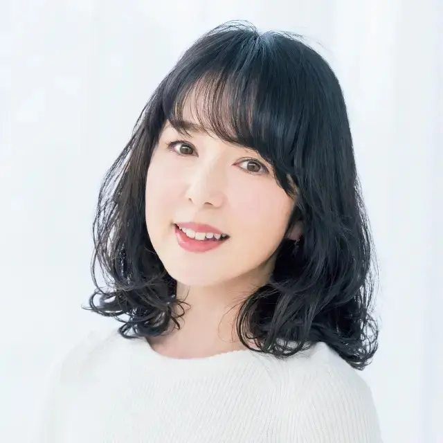 人気上昇中！女性らしい華やかな「大人のミディアムヘア」43選