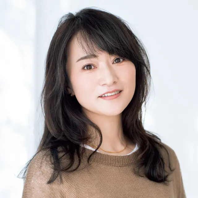 パーマとレイヤーでトップ全体をふんわり見せるロングヘア【50代髪型・ヘアスタイル】