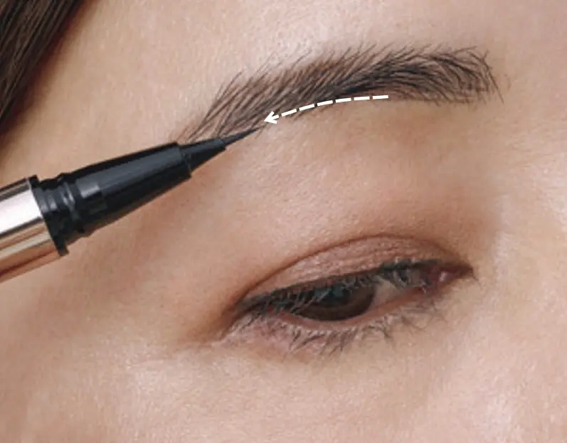 藤井優美さん（ビューティエディター）の美眉メソッド　眉下はくっきり描き、 目もとを引き締め