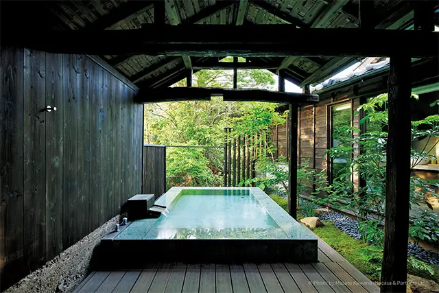 伊豆の山々を望む露天風呂は、肌当たりのよい十和田石製