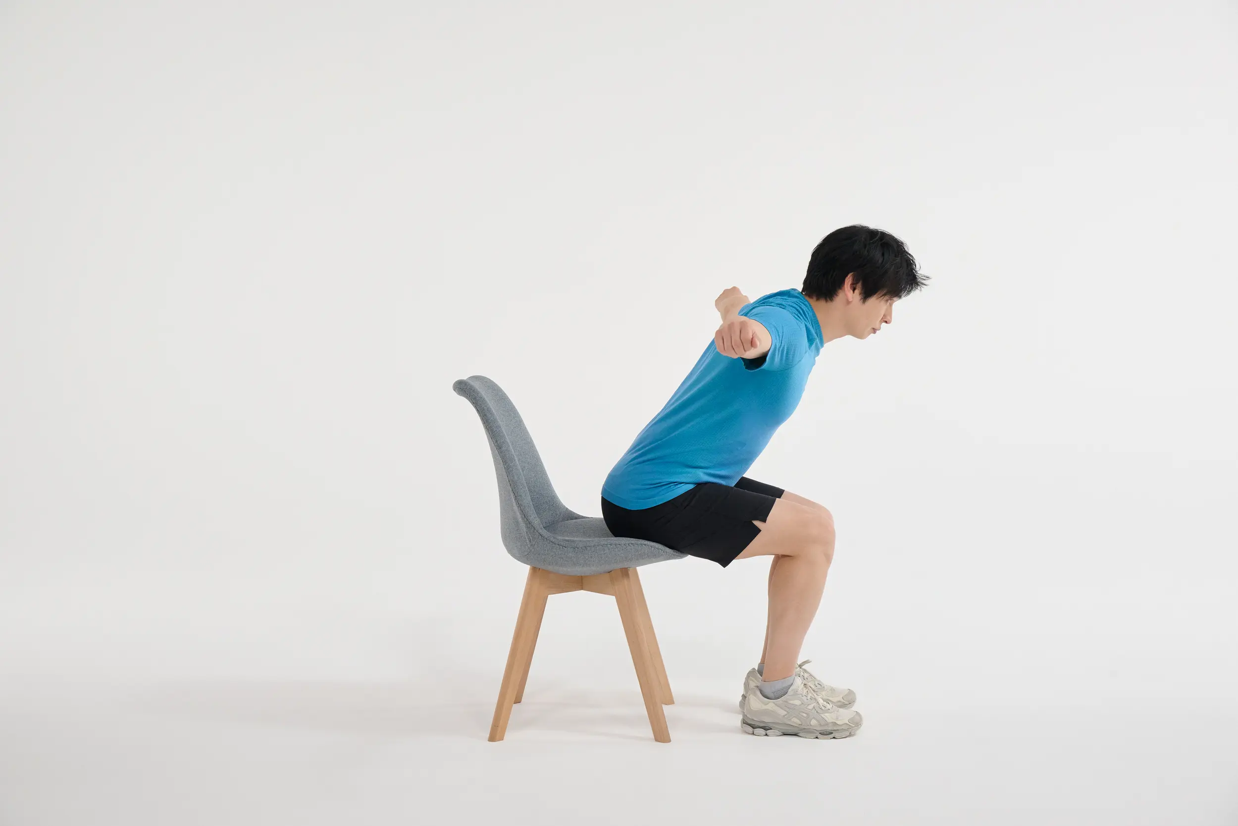 ②　腕を、羽ばたくように真横に開いて肩の高さに上げ、次に腕を下ろして①の姿勢に戻る。①②を10回×3セット。