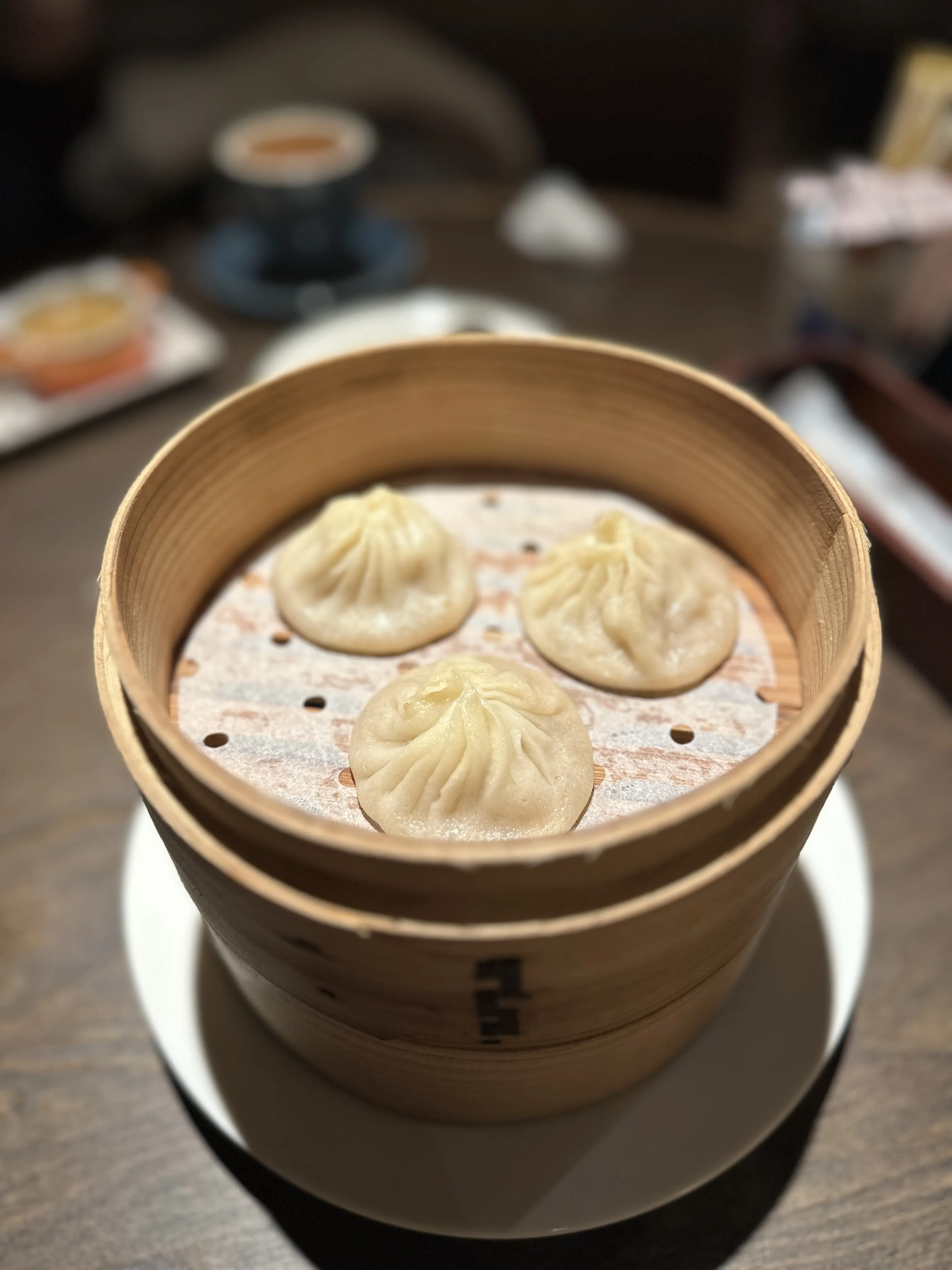 ブラックコーデのアクセントにデニムシャツ_1_2-2