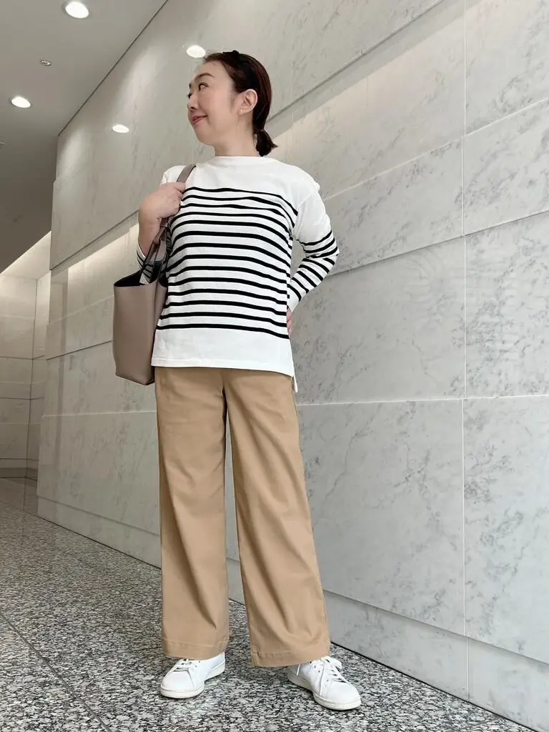 ベルメゾン 座(tHE)パンツ・ワイドパンツのベージュをはいたところ