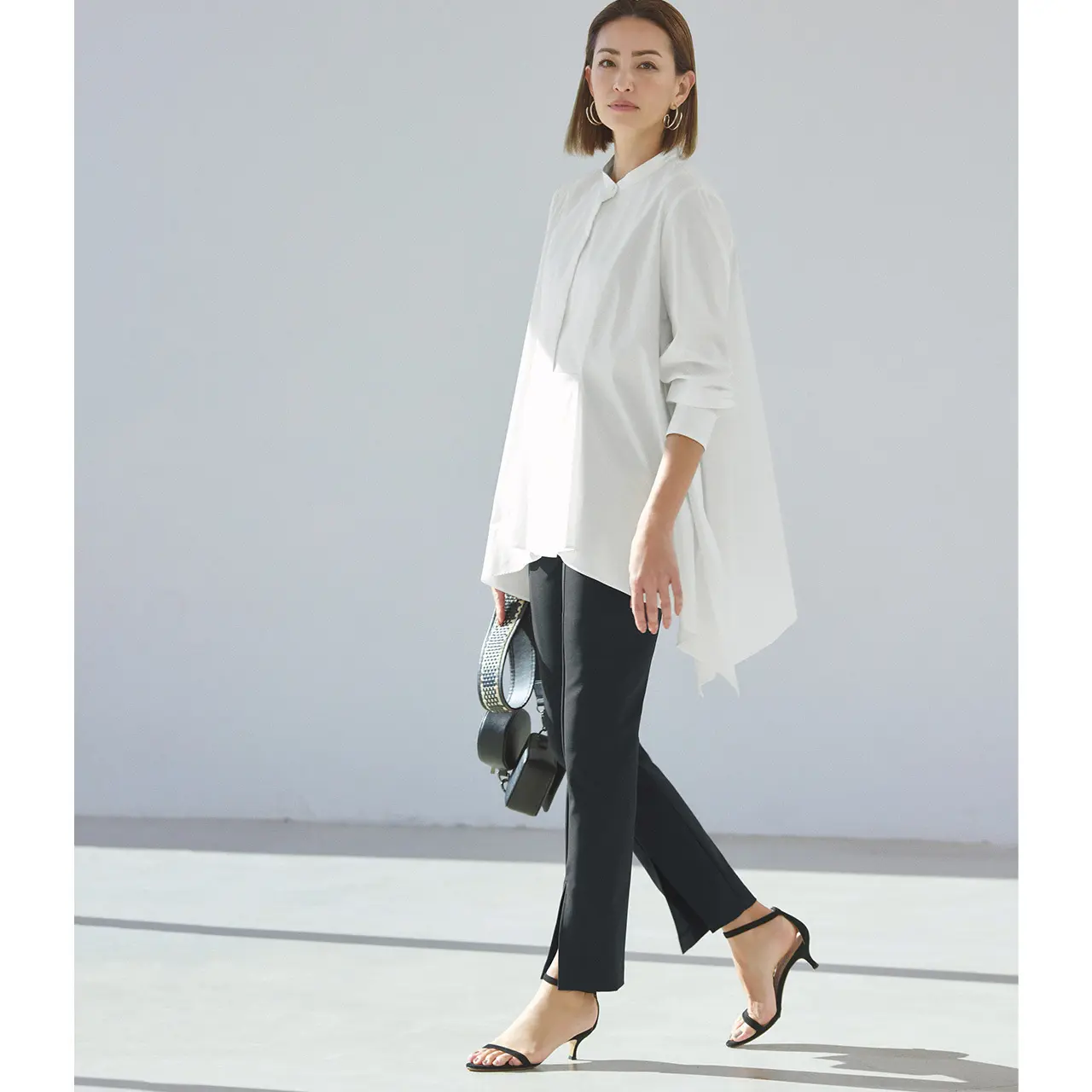 白ロングシャツと黒スキニーパンツのモノトーンコーデ　モデル・RINA