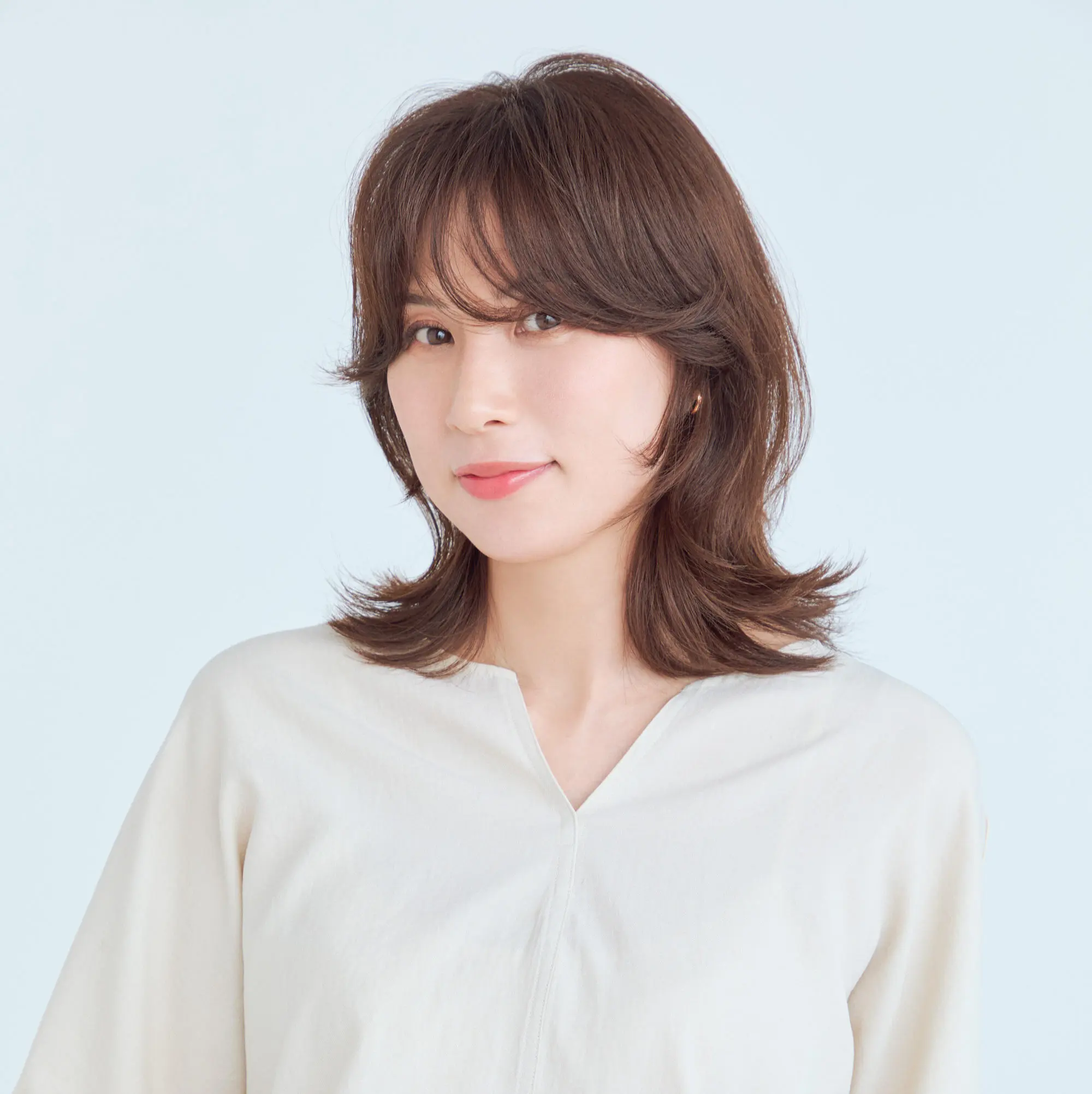 前から見たミディアムヘアスタイル