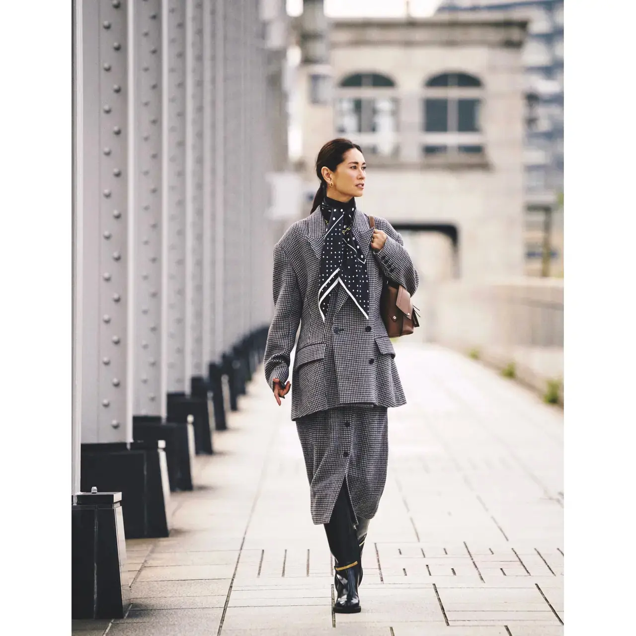 オーバーサイズの千鳥格子柄ジャケットにスカーフを合わせた洗練スタイル