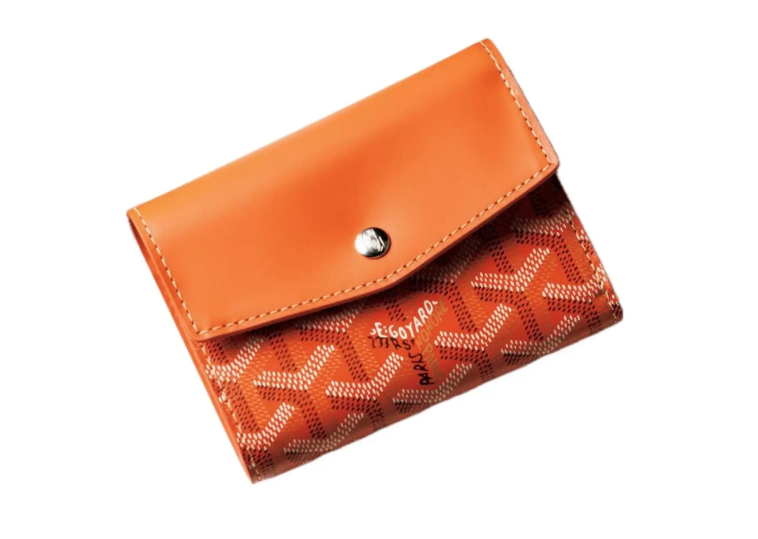 メゾンを象徴する杉綾模様のゴヤールディ ンキャンバス財布から、’26年はキレのいいオレンジをチョイス。耐久性に優れ、傷がつきにくいのもポイント。札入れ1、小銭入 れ1、カード挿し6、ポケット2。三つ折りウォレット（9.3×12×2.5）￥127,000／メゾン・ゴヤール ジャパン（ゴヤール）