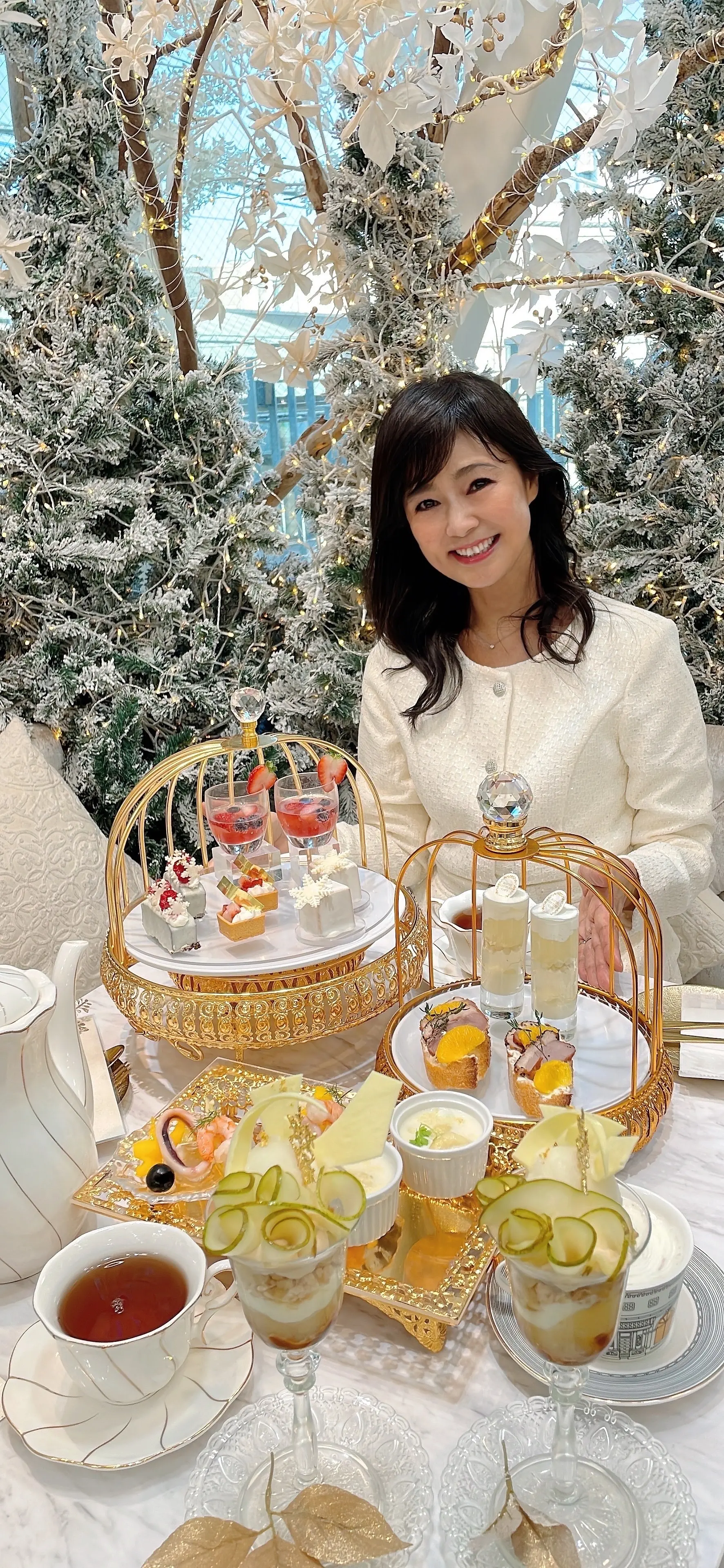 期間限定、期間限定アフタヌーンティー、HAUTE COUTURE CAFE、HAUTE COUTURE CAFE表参道、オートクチュールカフェ、オートクチュールカフェ表参道、表参道、アフタヌーンティー、ホワイト、店内、内装、クリスマスツリー、アフタヌーンティー、お洒落アフヌン、アフヌン、白、ホワイト、白ワンピース、ホワイトワンピース、冬ワンピース、冬服、冬服コーデ、冬コーデ、冬ワンピ、ツイード、ツイードワンピース、ツイードワンピ、可愛いワンピース、お洒落ワンピ、ボブ、ロングヘア、ボブヘア、前髪、ふんわりヘア、ゆる巻き、ゆる巻きヘア