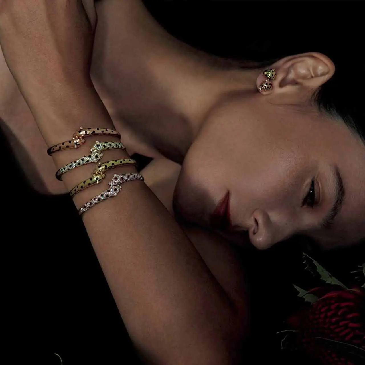 お値下げ8月末迄♥海外から♥カルティエ パンテール ラウンド型 ケース 柔らかな曲線美にうっとり。カルティエ「パンテール」の輝きをまとう