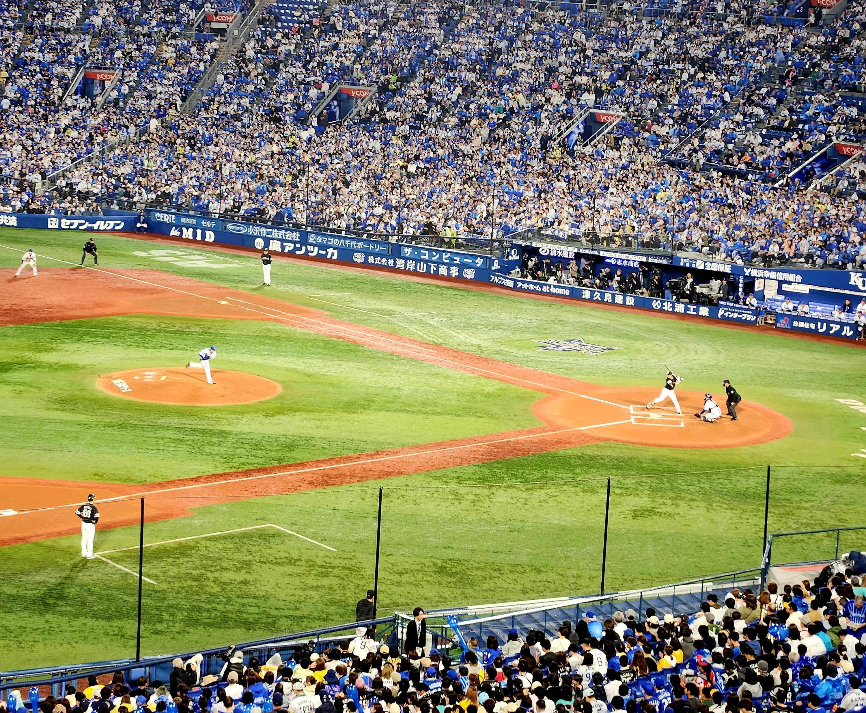 満員の横浜スタジアム。