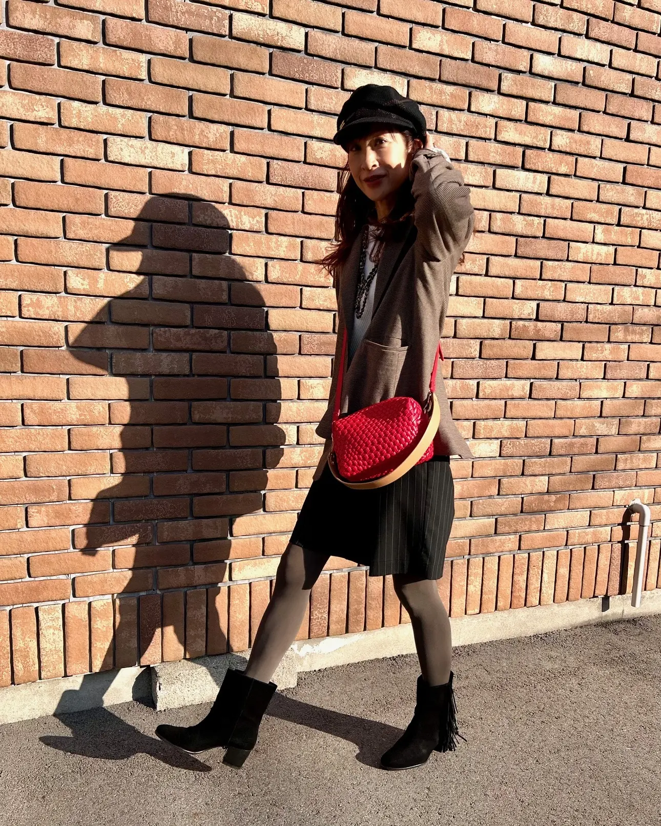 無印良品のブラウンジャケットに赤いバッグを効かせて♪_1_3