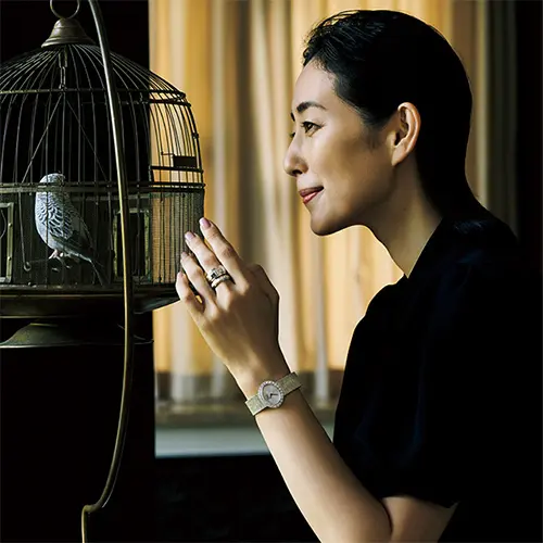 女優・木村多江さんの手もと華やぐ「ピアジェ」の優美なジュエリー腕時計