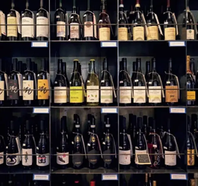 自社輸入のイタリアワイン。3000円台から、味わいが充実したセレクトがありがたい。都立大学駅にも角打ちできるショップがある。