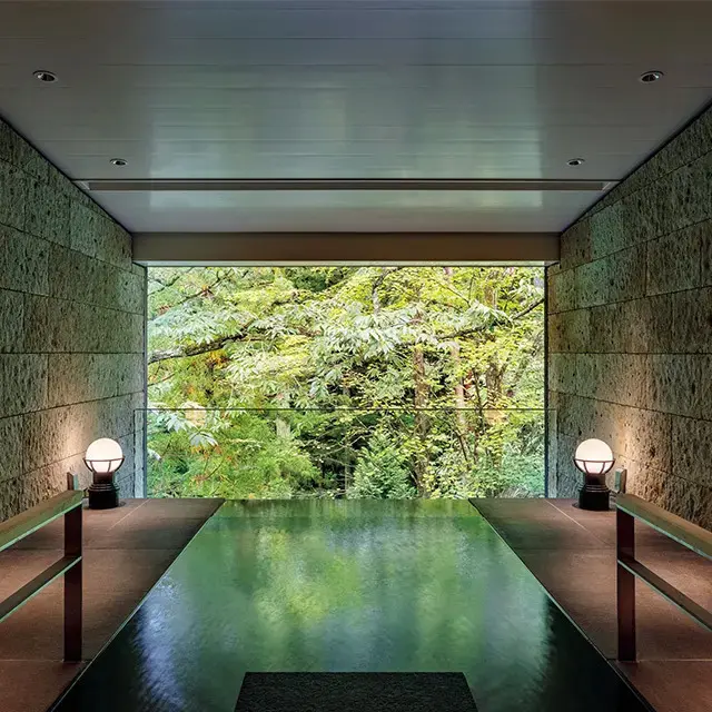 「ふふラグジュアリープレミアムスイート」の半露天風呂は驚きの広さ