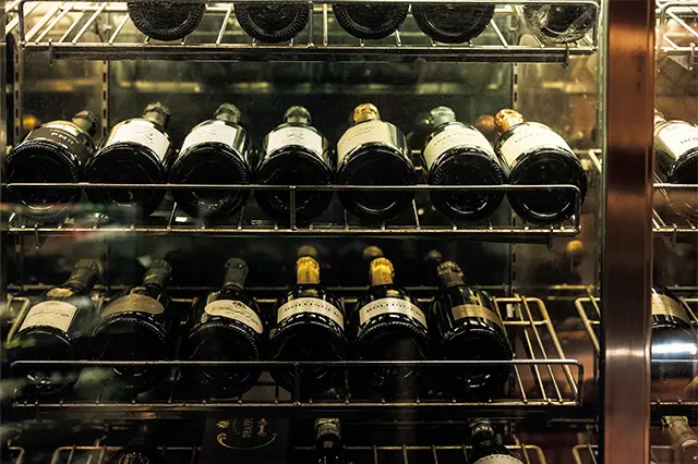 店内で目をひくワインセラー。扱うワインは フランス産のみ。特にシャンパーニュとブルゴーニュワインに特化している