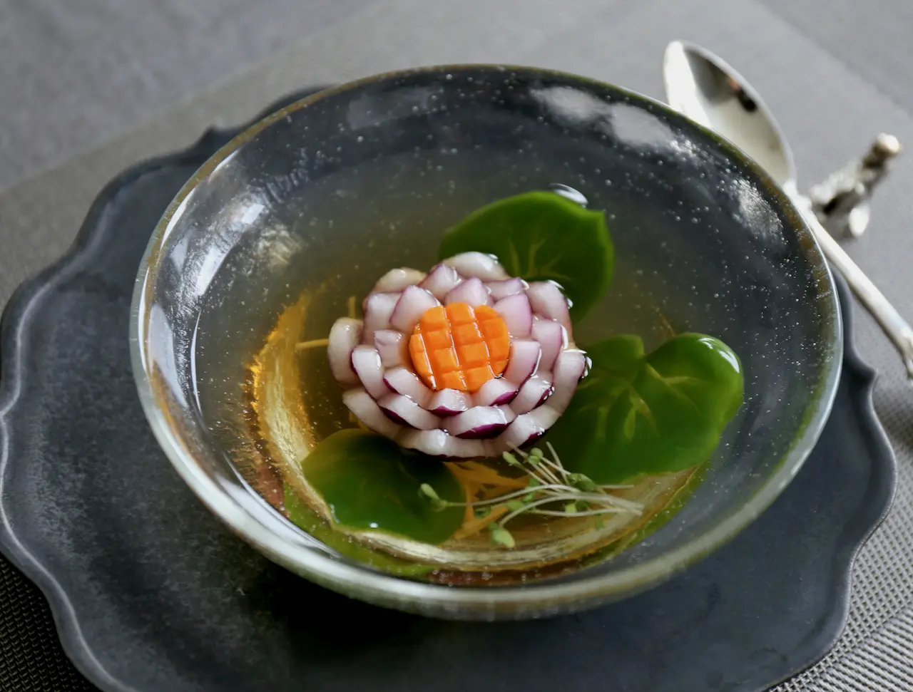 紫玉ねぎとにんじんで作る蓮の花スープ