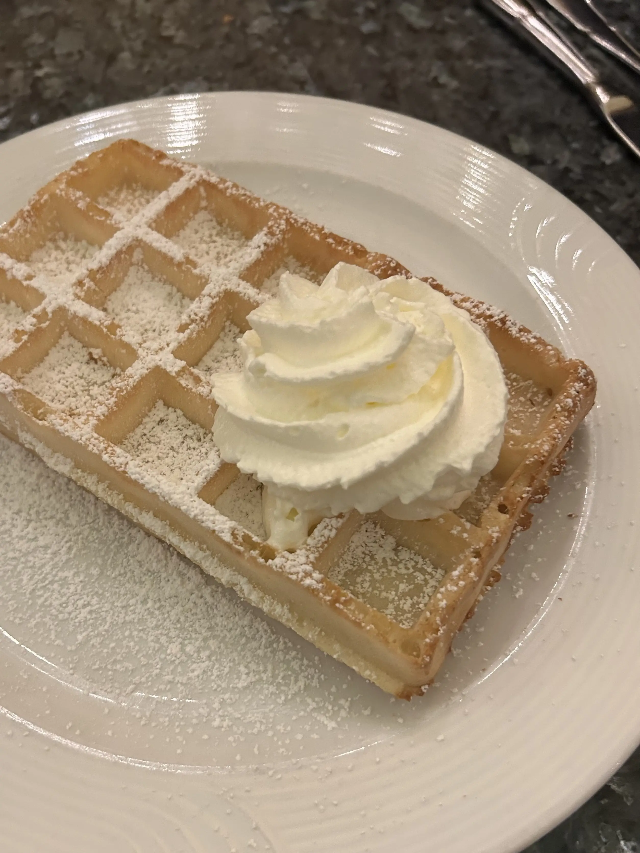 ブリュッセルの名店「La Roue D’or」　ベルギーワッフル　グランプラス