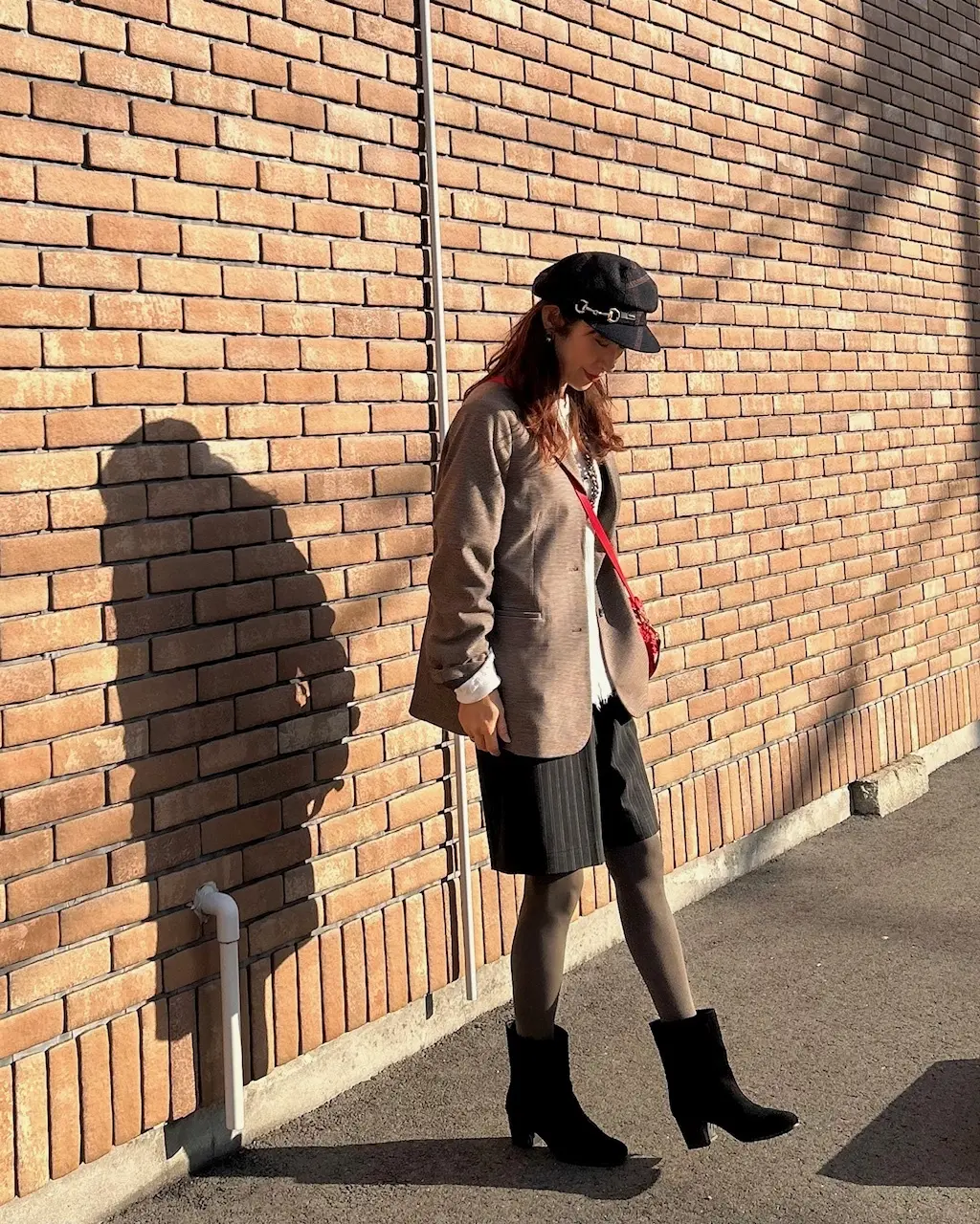 無印良品のブラウンジャケットに赤いバッグを効かせて♪_1_2