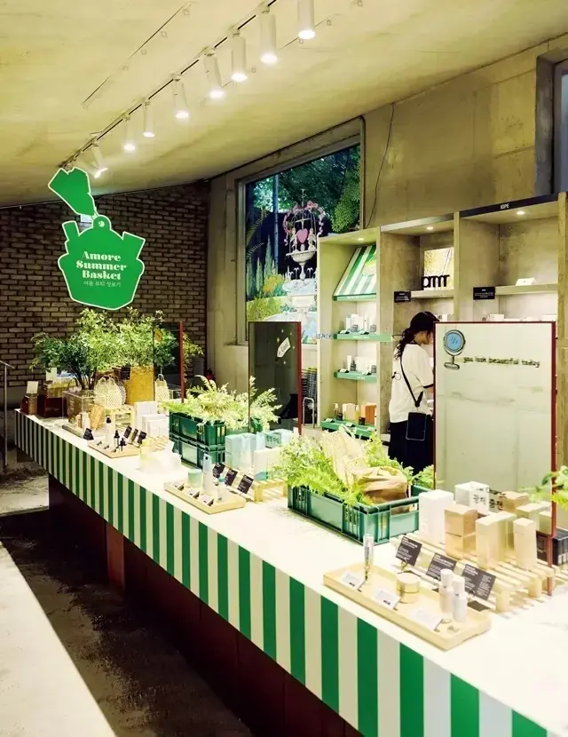 店内にはクレンジングルームが完備され、スキンケアとメイク、どちらの製品も存分に試せる。オリーブヤングなどで取り扱いのないオリジナルブランドの製品も充実