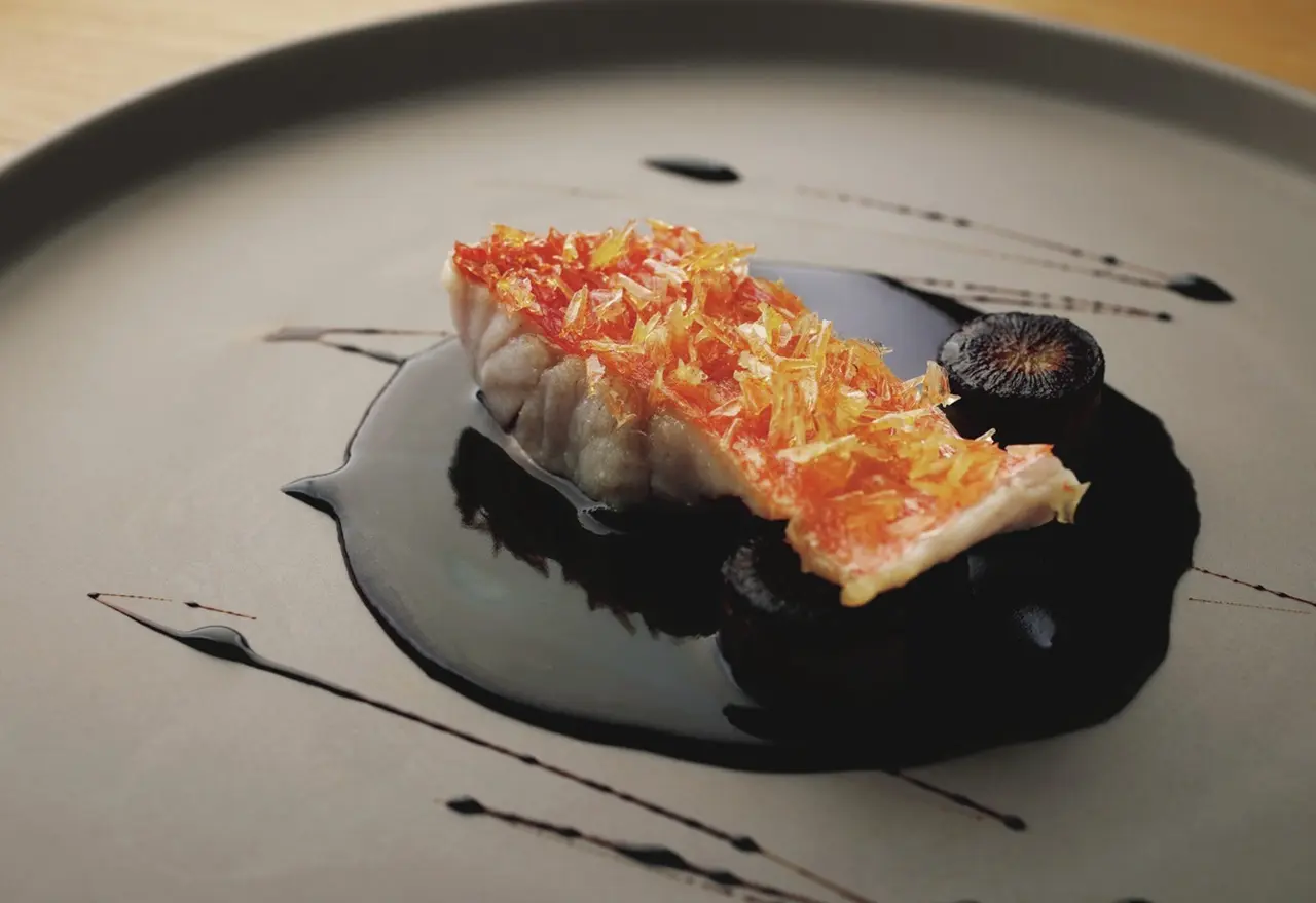 神経締めをされた金目鯛のうろこをパリパリに焼き上げ、赤ワインのソースと