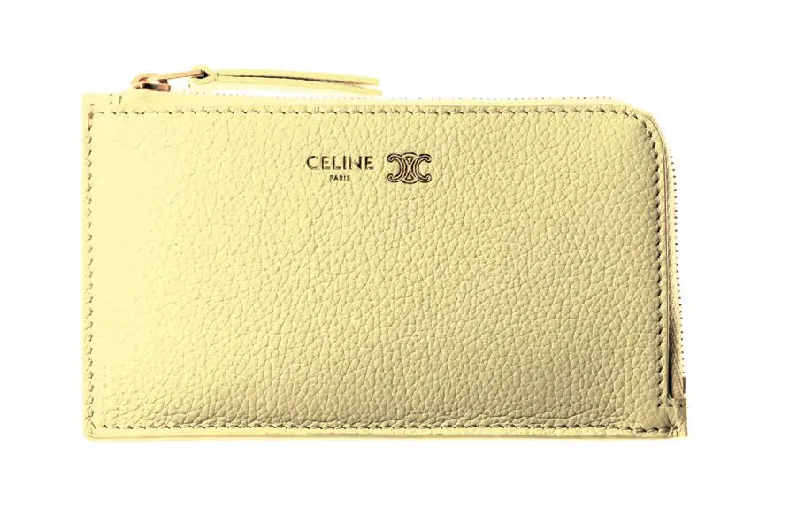 ミニバッグ と好相性な、キャッシュレス派の新バディ。L字型ジップで中 身が取り出しやすく、見た目以上の収納力。シトラスカラーに も心躍らせて。カード挿し5、ポケット1。カードケース（8× 13.5×1）￥57,200（予定価格）／セリーヌ ジャパン（セリーヌ）
