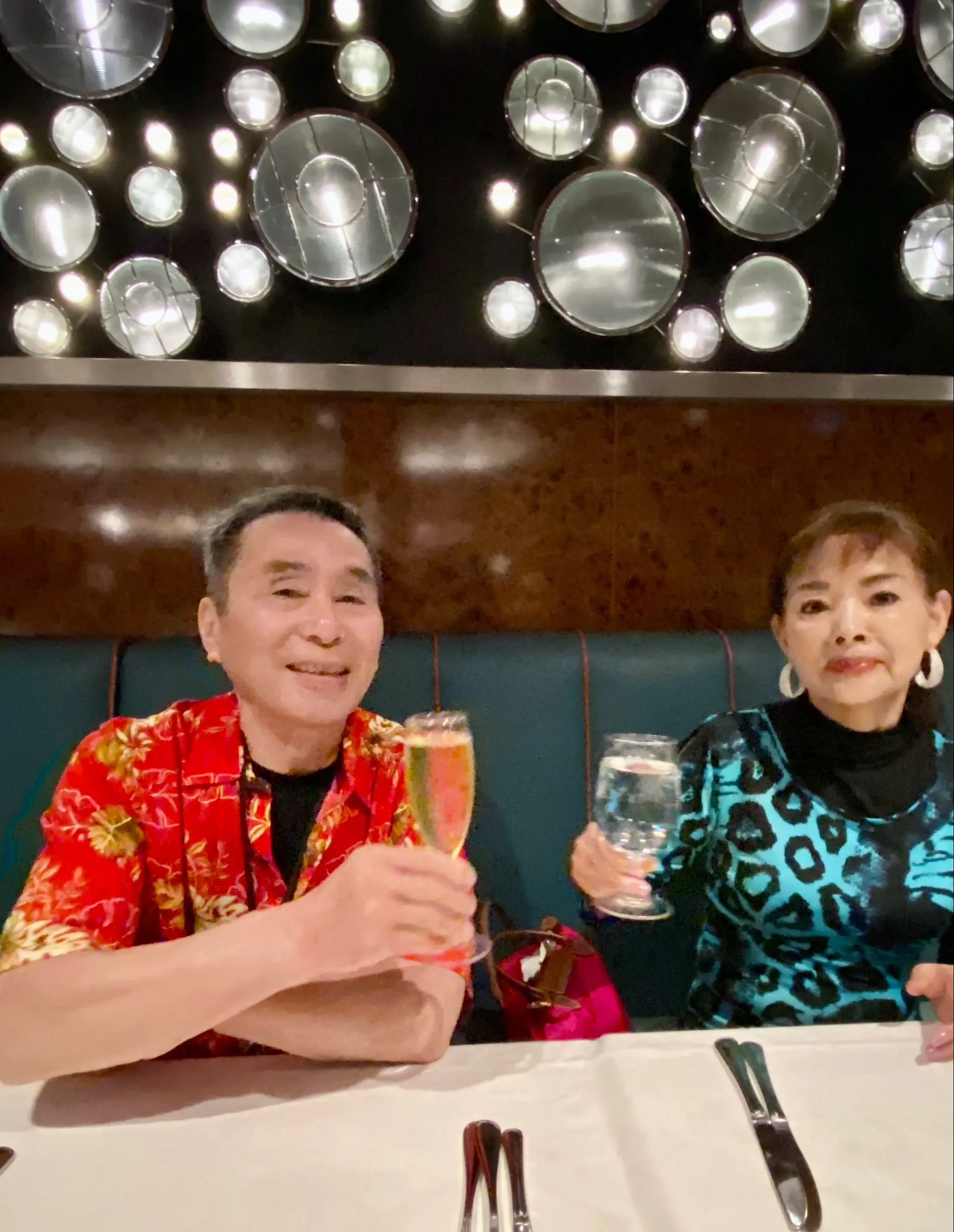 クルーズ船のレストランで乾杯する夫婦