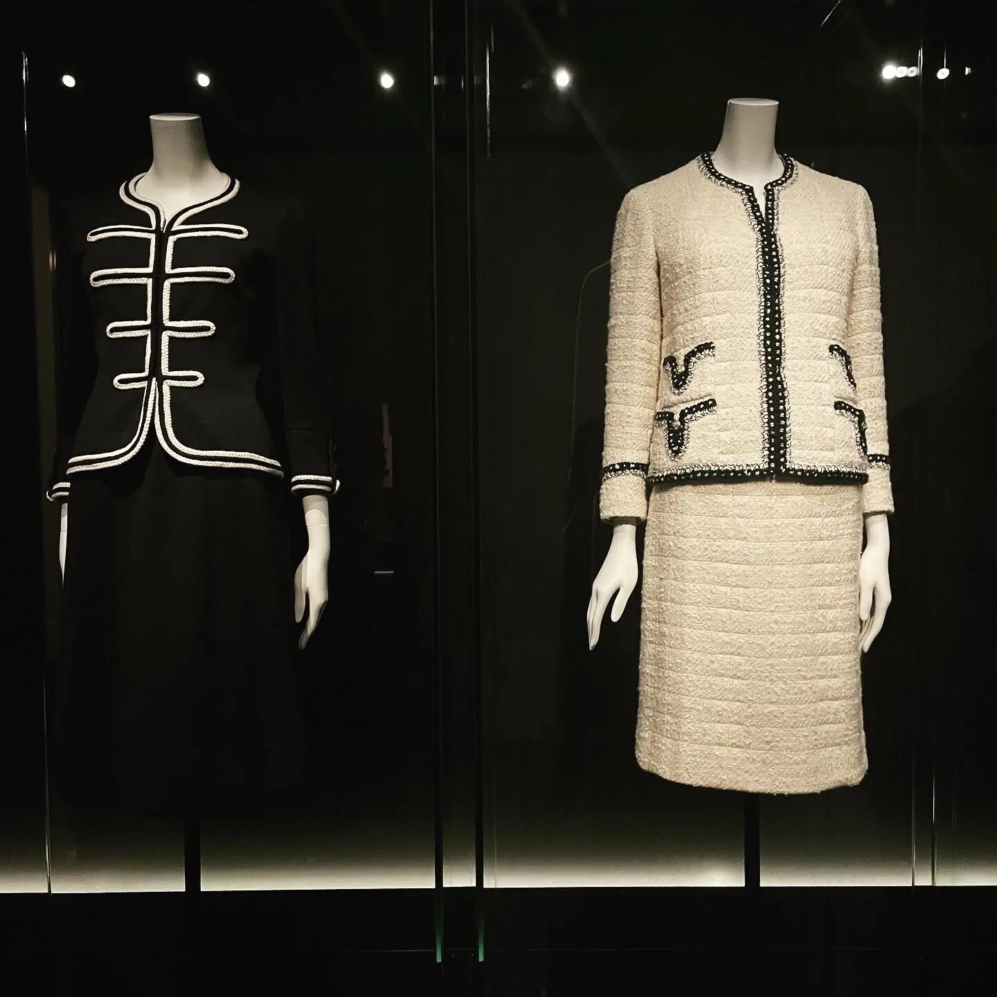 左は1956-57年秋冬、右は1963-64年秋冬のシャネルの服