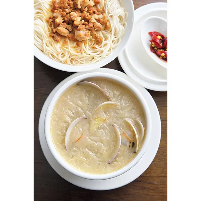 手前から。鶏養生スープの仕上げにアサリを入れて。台湾の大アサリが絶品。蛤蜊煲雞湯（グーリーバオジータン）NTD220。素麵を蒸してとろみ出汁スープで煮込み豚肉の甘煮をのせた肉燥麵線（ロウツァオミェンシェン）NTD45