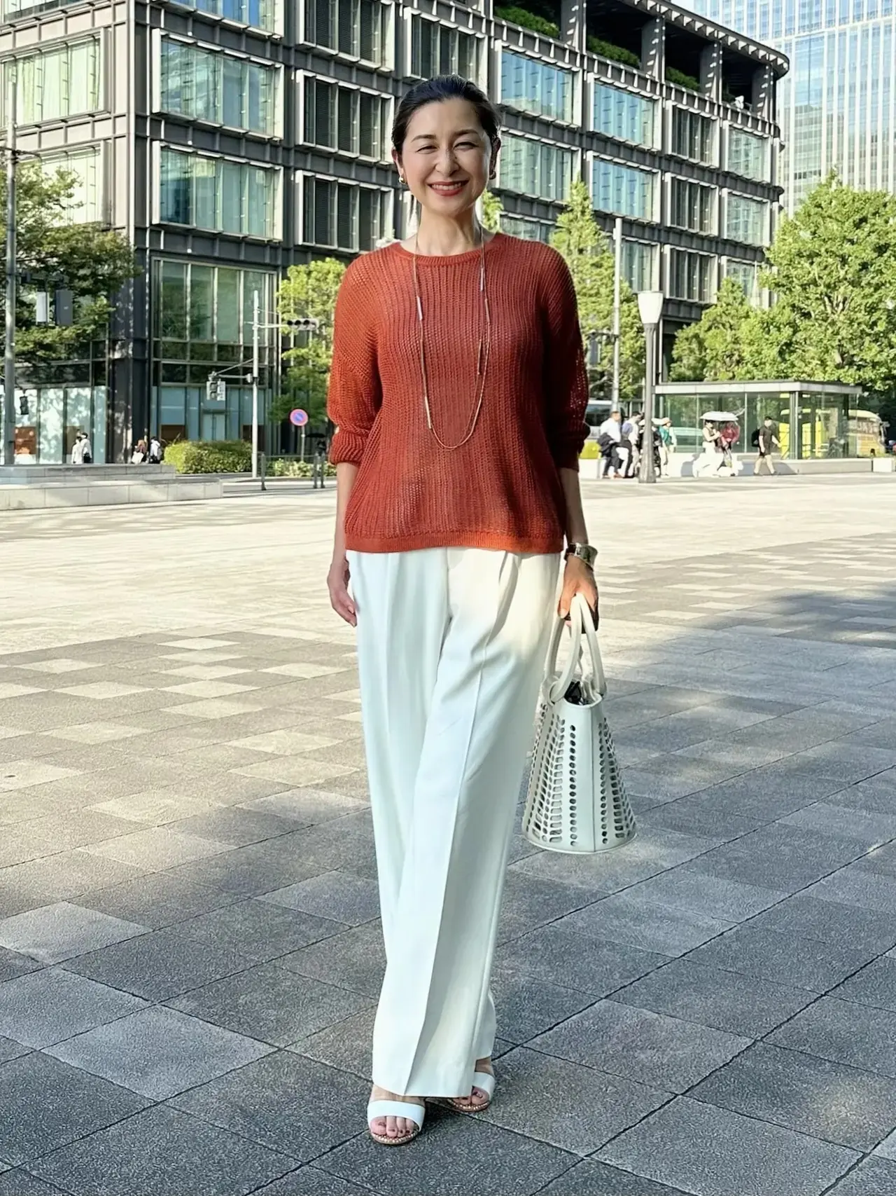 爽やかで品よく見えてお気に入り♪白のUNIQLOタックワイドパンツ夏のコーディネート